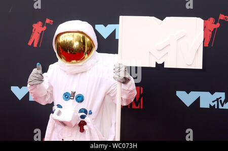 26 août 2019, Newark, New York, USA : Lune homme assiste à la MTV 2019 tapis rouge d'atténuation arrivants tenue au Prudential Center. (Crédit Image : © ZUMA/Kaszerman Nancy fil) Banque D'Images