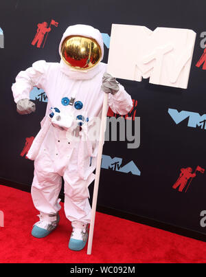 26 août 2019, Newark, New York, USA : Lune homme assiste à la MTV 2019 tapis rouge d'atténuation arrivants tenue au Prudential Center. (Crédit Image : © ZUMA/Kaszerman Nancy fil) Banque D'Images