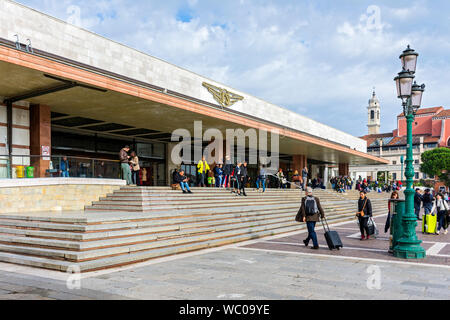 La gare ferroviaire Santa Lucia de Venise, de la Fondamenta Santa Lucia, Venise, Italie Banque D'Images