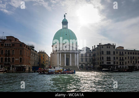 L'église de San Simeone Piccolo sur le Grand Canal (Canal Grande) de la Fondamenta Santa Lucia, Venise, Italie Banque D'Images