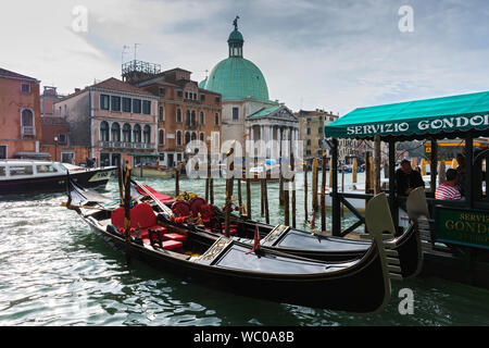 L'église de San Simeone Piccolo sur le Grand Canal (Canal Grande) de la Fondamenta degli Scalzi, Venise, Italie Banque D'Images