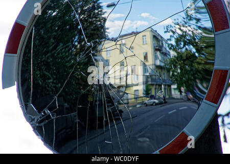 Ce rétroviseur cassé avec 12.2005 - voir à partir d'un miroir de la rue à une rue. Banque D'Images