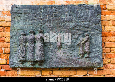 L'allégement de bronze plaque commémoratif de l'Holocauste, par Arbit Blatas, sur un mur dans le Campo del Ghetto Nuovo, Venise, Italie Banque D'Images