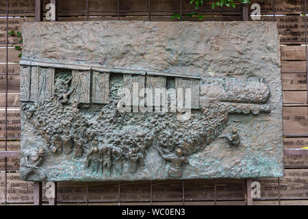 L'allégement de bronze plaque commémoratif de l'Holocauste, par Arbit Blatas, sur un mur dans le Campo del Ghetto Nuovo, Venise, Italie Banque D'Images