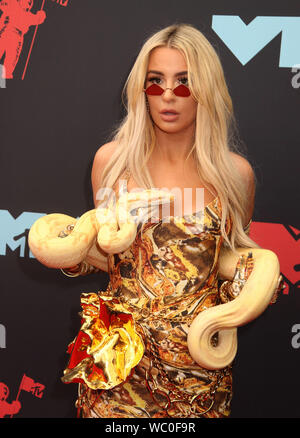 26 août 2019, Newark, New York, USA : personnalité Internet TANA MONGEAU avec un serpent assiste à la MTV 2019 tapis rouge d'atténuation arrivants tenue au Prudential Center. (Crédit Image : © ZUMA/Kaszerman Nancy fil) Banque D'Images