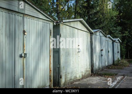 Vieux abandonnés garages avec portes verrouillées Banque D'Images