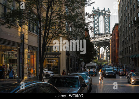 Dumbo New York, vue arrière d'une femme prend une photo du pont de Manhattan dans Washington Street dans le quartier de Dumbo à Brooklyn, New York City, USA. Banque D'Images