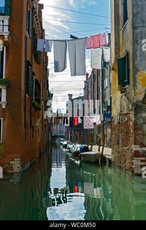 Lignes de lavage était suspendue au-dessus du canal Rio Torrette, off le Rio della Sensa canal. À partir de la Fondamenta della Sensa, Venise, Italie Banque D'Images