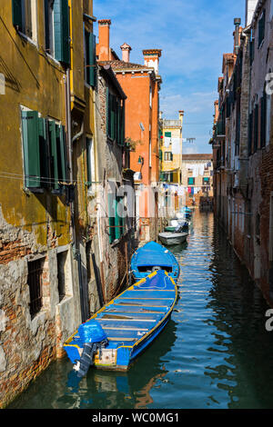 Le canal Rio Torrette, au large de la canal Rio della Misericordia. À partir de la ponte de la La Ferme Du Rotteleur pont sur la Fondamenta dei Ormesini, Venise, Italie Banque D'Images