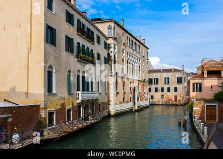 Le canal Rio di Noale en direction nord depuis la ponte Pasqualigo o pont de Noal, Venise, Italie Banque D'Images