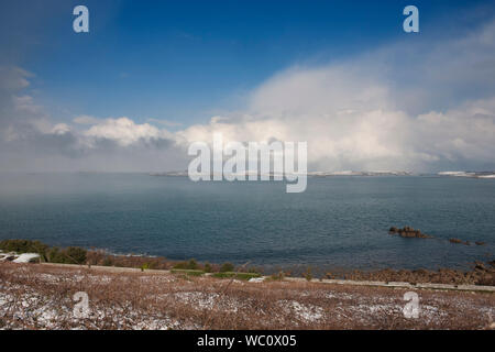 Vue ouest de la garnison, St Mary's, Îles Scilly, au Royaume-Uni, à travers la route à Samson et Bryher, après une chute de neige Banque D'Images