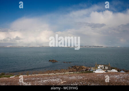 Vue ouest de la garnison, St Mary's, Îles Scilly, au Royaume-Uni, à travers la route de Bryher et Tresco, après une chute de neige Banque D'Images