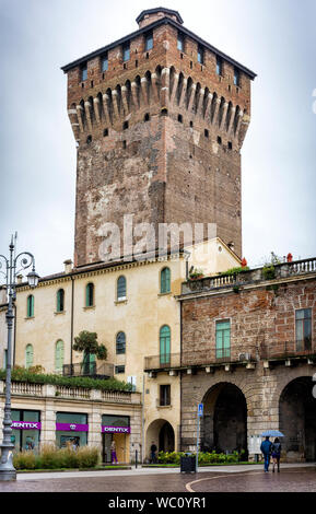 La tour de Scaliger à Porta Castello, du Corso Andrea Palladio, Vicenza, Vénétie, Italie Banque D'Images