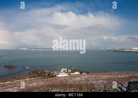 Vue ouest de la garnison, St Mary's, Îles Scilly, au Royaume-Uni, à travers la route de Tresco et St Martin, après une chute de neige Banque D'Images