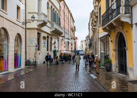 Le Corso Andrea Palladio en un jour pluvieux, Vicenza, Vénétie, Italie Banque D'Images