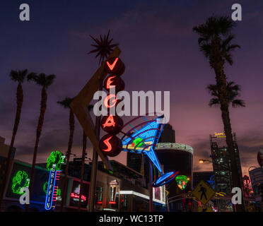 'Vegas' en néon avec verre à martini et palmiers,sur Fremont Street à Las Vegas, Nevada, au crépuscule. Banque D'Images