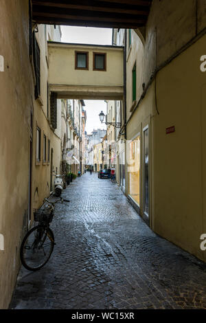 Une rue étroite, Contrà ne Rode off Corso Andrea Palladio, un jour de pluie, Vicenza, Vénétie, Italie Banque D'Images