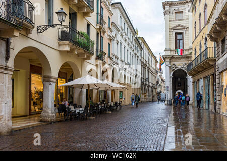 Le Corso Andrea Palladio en un jour pluvieux, Vicenza, Vénétie, Italie Banque D'Images