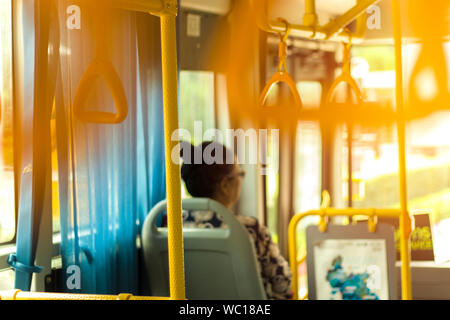 Thai vieilles femmes, des gens assis sur le bus à Chiangmai en Thaïlande galerie d'images haute résolution. Banque D'Images