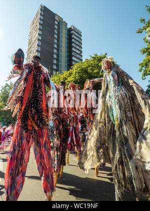Artistes sur pilotis au Notting Hill Carnival de Londres Banque D'Images