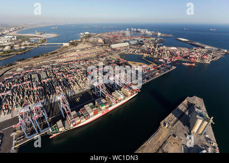 Vue aérienne du port de Long Beach occupés le 10 juillet 2017 dans le comté de Los Angeles, Californie, USA. Banque D'Images