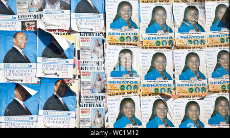 NAIROBI, KENYA, du 18 février 2013 : un mur est recouvert d'affiches politiques pour l'élection nationale au Kenya. Banque D'Images