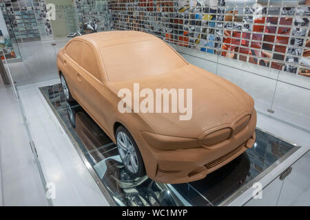 Modèle en argile de la BMW Série 3 (G20) sur l'affichage dans le Musée BMW, Munich, Bavière, Allemagne. Banque D'Images