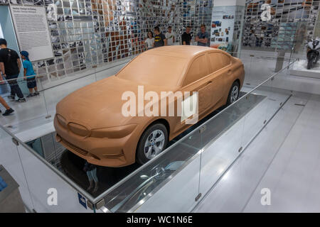 Modèle en argile de la BMW Série 3 (G20) sur l'affichage dans le Musée BMW, Munich, Bavière, Allemagne. Banque D'Images