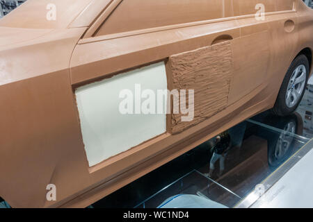 Détail de la zone de la porte d'un modèle en argile de la BMW Série 3 (G20) sur l'affichage dans le Musée BMW, Munich, Bavière, Allemagne. Banque D'Images