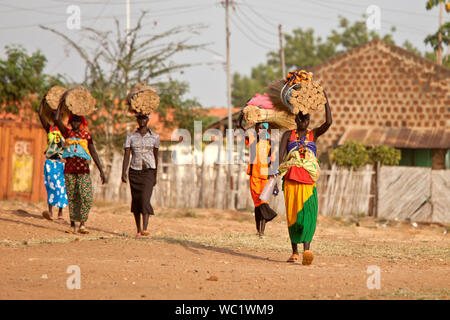 TORIT, au Soudan du sud-Février 20, 2013 : Femmes non identifiées portant de lourdes charges sur leurs têtes dans le village de Torit, au Soudan du Sud Banque D'Images