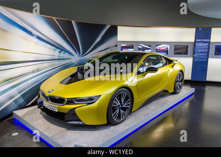 Une BMW i8 Jaune congelé protonique Edition plug-in hybride de voiture de sport en exposition dans le Musée BMW, Munich, Bavière, Allemagne. Banque D'Images