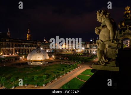 Le Palais Zwinger à Dresde, Allemagne la nuit Banque D'Images