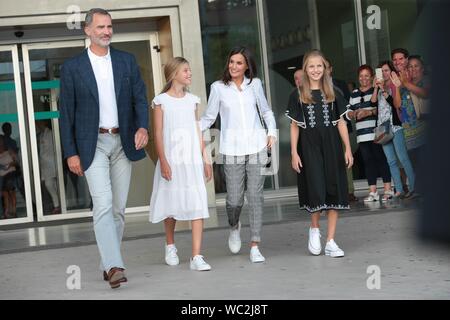 Madrid, Espagne. Août 27, 2019. Felipe VI et Letizia Reyes de España de parler avec la presse en compagnie de leurs filles Princesse Leonor et l'Infante Sofia dans l'hôpital après avoir visité le Roi Juan Carlos I, qui se remet d'une opération à coeur ouvert. Dpa : Crédit photo alliance/Alamy Live News Banque D'Images