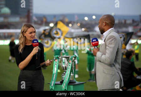 Sky Sports présentateur Laura Woods avec pundit Danny Gabbidon avant le deuxième tour de la Coupe du buffle à Rodney Parade, Newport. Banque D'Images