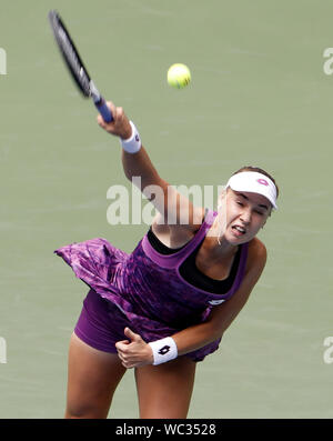 New York, USA. Août 27, 2019. New York, USA. Août 27, 2019. Anna Blinkova de Russie sert à Naomi de Osaka le Japon au premier tour de l'Arthur Ashe Stadium en 2019 à l'US Open Tennis Championships à l'USTA Billie Jean King National Tennis Center le Mardi, Août 27, 2019 à New York. Osaka défait Blinkova en 3 sets. Credit : UPI/Alamy Live News Crédit : UPI/Alamy Live News Banque D'Images