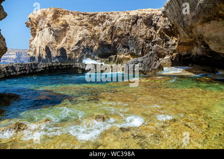 Trou Bleu profond à la célèbre Fenêtre d'azur à Gozo. Island nature méditerranéenne me demande dans la belle Malte Banque D'Images