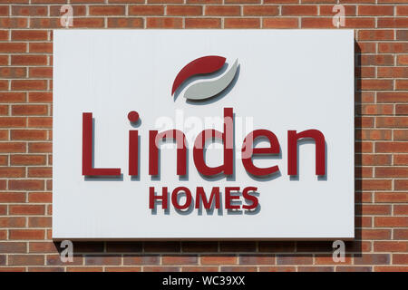 La signalisation indiquant la vente de maisons Maisons Linden (partie de Galliford Try) situé dans la région du Nouveau-Brunswick de Manchester, Royaume-Uni. (Usage éditorial uniquement). Banque D'Images