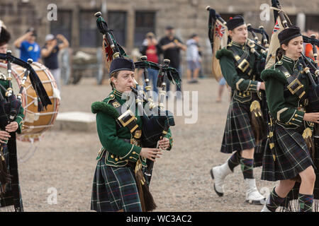 Un membre du 78th Highlanders joue de la cornemuse comme le régiment quitte la Citadelle d'Halifax pour une liberté de la ville dans la rue de mars Hali Banque D'Images