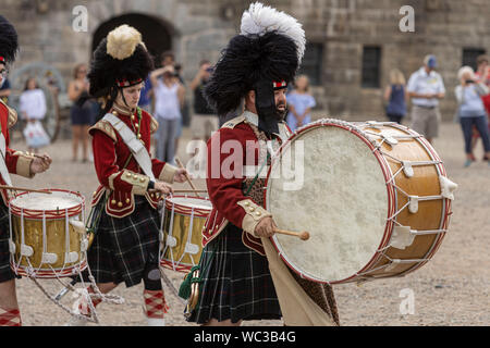 Un membre du 78th Highlanders joue le tambour comme le régiment quitte la Citadelle d'Halifax pour une liberté de la ville dans la rue de mars, Halifax Banque D'Images
