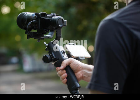 L'homme l'exploitation d'un stabilisateur de cardan à l'extérieur. Banque D'Images