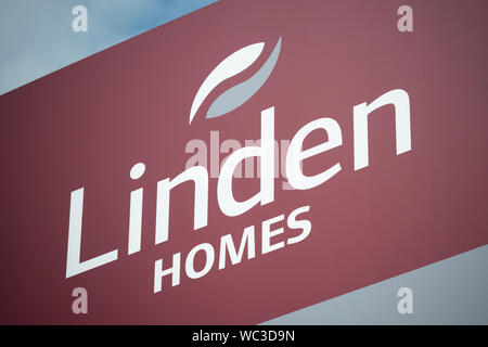 La signalisation indiquant la vente de maisons Maisons Linden (partie de Galliford Try) situé dans la région du Nouveau-Brunswick de Manchester, Royaume-Uni. (Usage éditorial uniquement). Banque D'Images