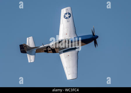 North American P-51 Mustang avions volant à l'enfants dans le besoin peu Gransden Air & Car Show show aérien, au Royaume-Uni. Seconde Guerre mondiale avion de chasse Banque D'Images