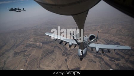 La U.S. Air Force A-10 Thunderbolt II reçoit le combustible dans un KC-135 Stratotanker affecté à la 340e Escadron expéditionnaire de ravitaillement en vol de l'aérodrome de Kandahar, Afghanistan, le 12 août 2019. L'A-10 fournit des forces de la coalition avec l'appui aérien rapproché et de la capacité de frappe de précision pour cibler les sources de revenus des talibans. (U.S. Photo de l'Armée de l'air par le sergent. Keifer Bowes) Banque D'Images