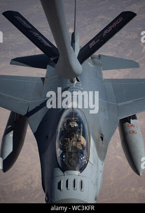 Un U.S. Air Force F-16 Fighting Falcon reçoit le combustible dans un KC-135 Stratotanker affecté à la 340e Escadron expéditionnaire de ravitaillement en vol de l'aérodrome de Kandahar, Afghanistan, le 16 août 2019. Le F-16 remplit un rôle critique de l'activation de la sécurité locale, et le soutien aérien rapproché aux forces de la coalition sur le terrain. (U.S. Photo de l'Armée de l'air par le sergent. Keifer Bowes) Banque D'Images