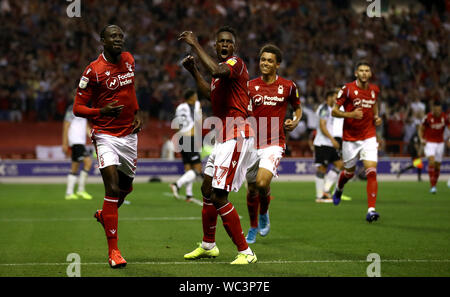 Nottingham Forest's Albert Adomah (à gauche) célèbre marquant son but premier du côté du jeu avec son coéquipier Alfa Semedo (centre) pendant la Coupe du buffle Deuxième tour à la ville de Nottingham, au sol. Banque D'Images