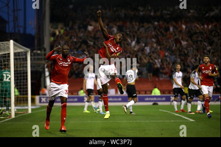 Nottingham Forest's Albert Adomah (à gauche) célèbre marquant son but premier du côté du jeu avec son coéquipier Alfa Semedo (centre) pendant la Coupe du buffle Deuxième tour à la ville de Nottingham, au sol. Banque D'Images