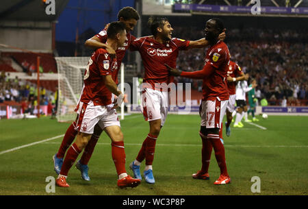 Nottingham Forest's Joe Lolley (à gauche) célèbre marquant son deuxième but de côtés du jeu avec ses coéquipiers Brennan Johnson, Yuri Ribeiro et Albert Adomah pendant le deuxième tour de la Coupe du buffle à la ville de Nottingham, au sol. Banque D'Images