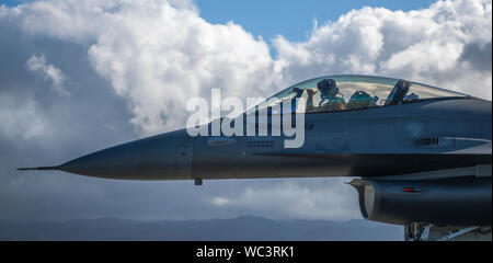 Un F-16 Tulsa pilote Viper taxis pour vol pendant l'exercice d'une Sentinelle Aloha le 26 août 2019, at Joint Base Harbor-Hickam Pearl, Washington. Aloha Sentry implique des sorties d'entraînement des unités de chasse avec la visite de la Marine et de la Garde nationale aérienne d'autres partenaires de neuf membres. Il offre également aux participants une approche à multiples facettes, lieu commun avec le soutien de l'infrastructure et du personnel qui intègre les réalistes, une formation intégrée. (U.S. Air National Guard photo par le Sgt. C.T. Michael) Banque D'Images