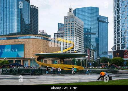 Chengdu, Chine - 27 juillet 2019 : dans la région de Chengdu Tianfu Square, la plus grande place publique dans la capitale du sud-ouest de la province chinoise du Sichuan. Banque D'Images