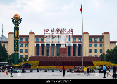 Chengdu, Chine - 27 juillet 2019 : Chengdu Tianfu Square avec la Statue de Mao Zedong et musée scientifique étant la plus grande place publique de la capitale o Banque D'Images